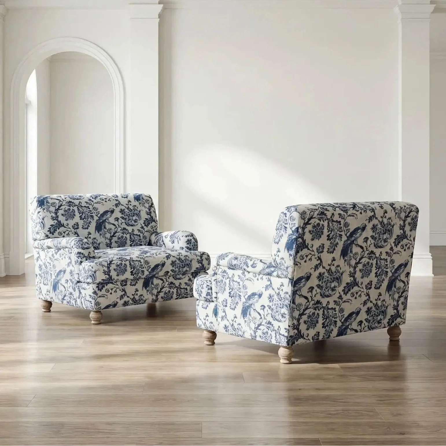 Poltroncina - Con la sua seduta soffice, i braccioli leggermente arrotolati e i piedini in legno tornito con finitura naturale, è perfetta per un angolo lettura accogliente. - Venduta