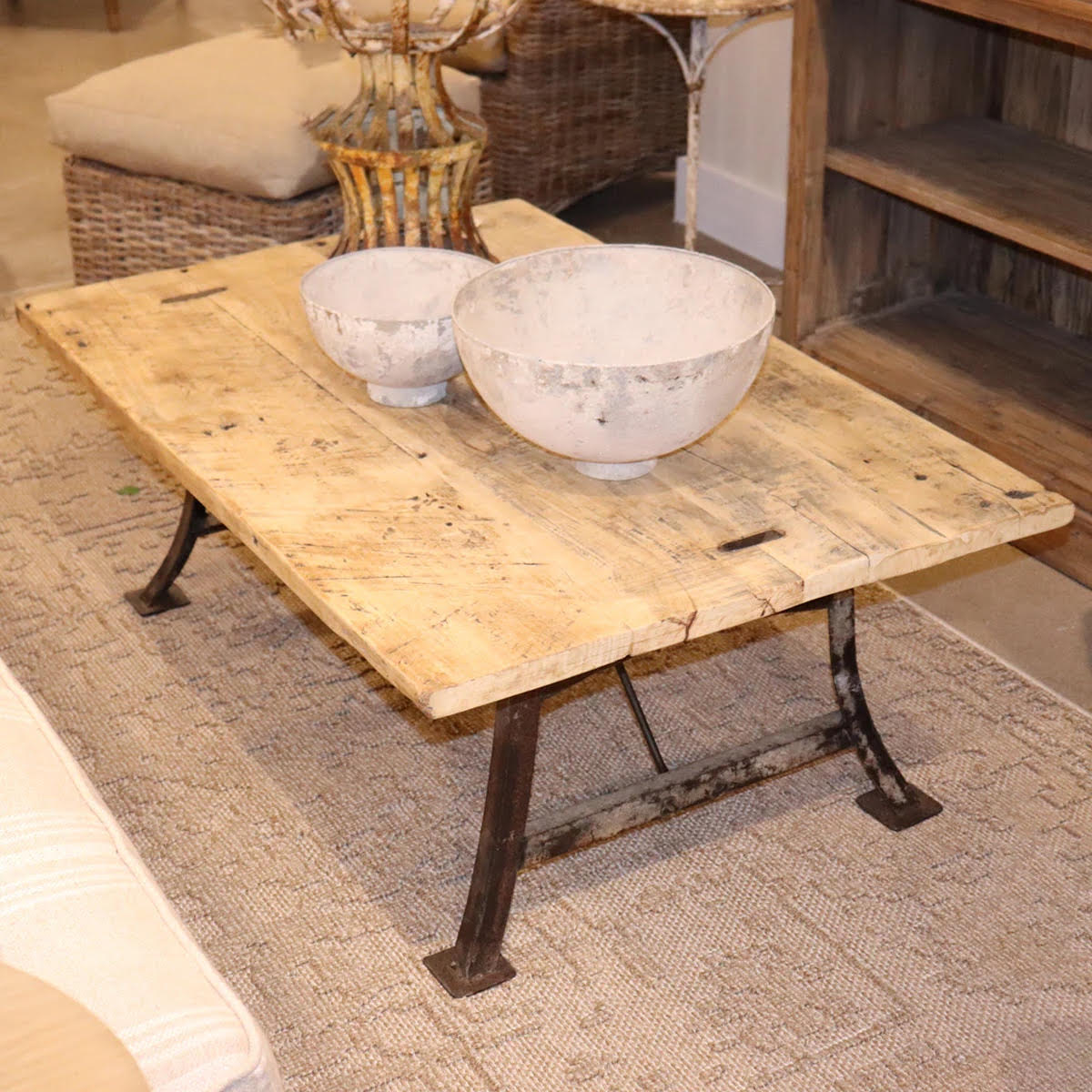 Tavolino da salotto - Il nostro, caratterizzato da un piano in legno rustico e una base in metallo in stile industriale, è perfetto per aggiungere funzionalità e un fascino antico a qualsiasi stile rustico.
