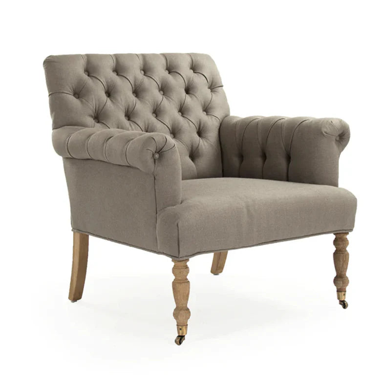 Poltrona in lino trapuntato - Realizzata in legno massello di rovere e splendidamente rivestita in lino, il suo elegante design per la casa è ulteriormente accentuato da decorazioni.